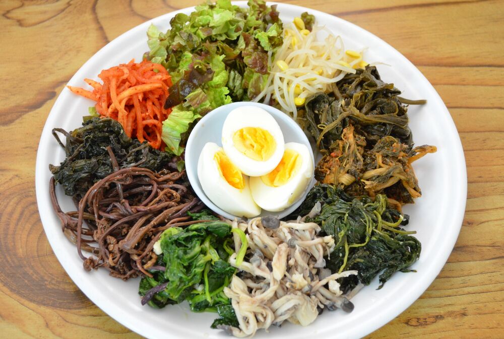 ソウル郊外で自然の気を感じる山菜料理に舌鼓！Netflix『隣の国のグルメイト』歌手ソン・シギョンの「心が喜ぶ料理」とは？【韓流談義fromソウル