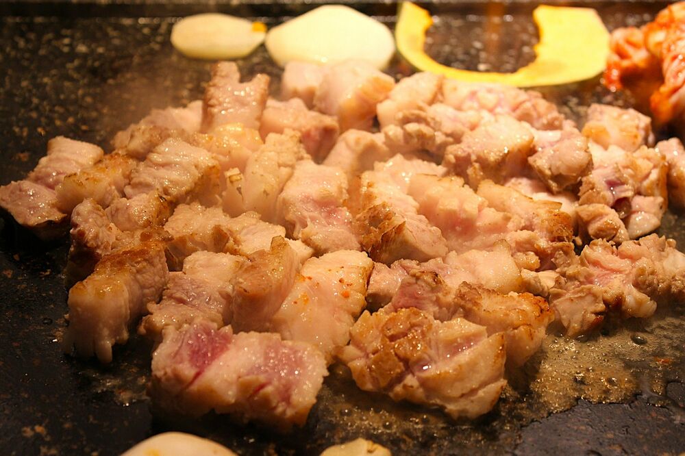 多様化するサムギョプサル、豚肉を美味しく食べる仕掛けがいっぱい！Netflix『隣の国のグルメイト』に登場したソウル郊外の石焼き店【韓国料理】